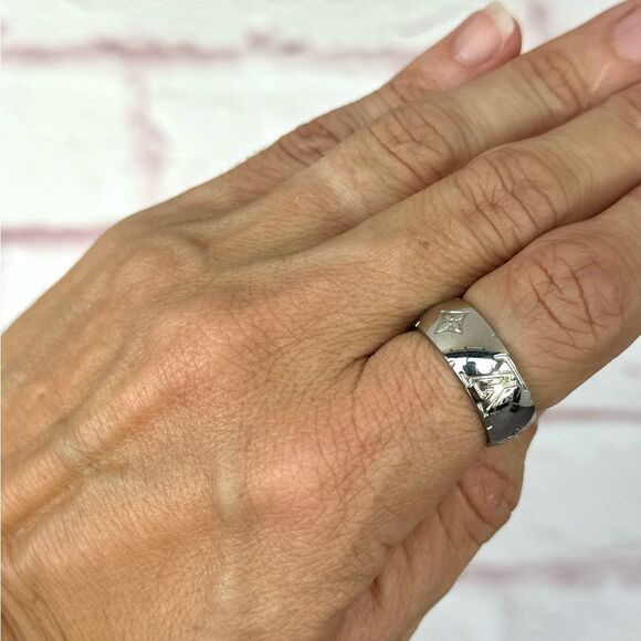 Louis Vuitton Silver Initiales Monogram Ring 8.5 - Picture 4 of 6